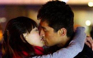 娛樂吃瓜情侶親吻,娛樂圈情侶深情親吻，甜蜜畫面引網(wǎng)友熱議